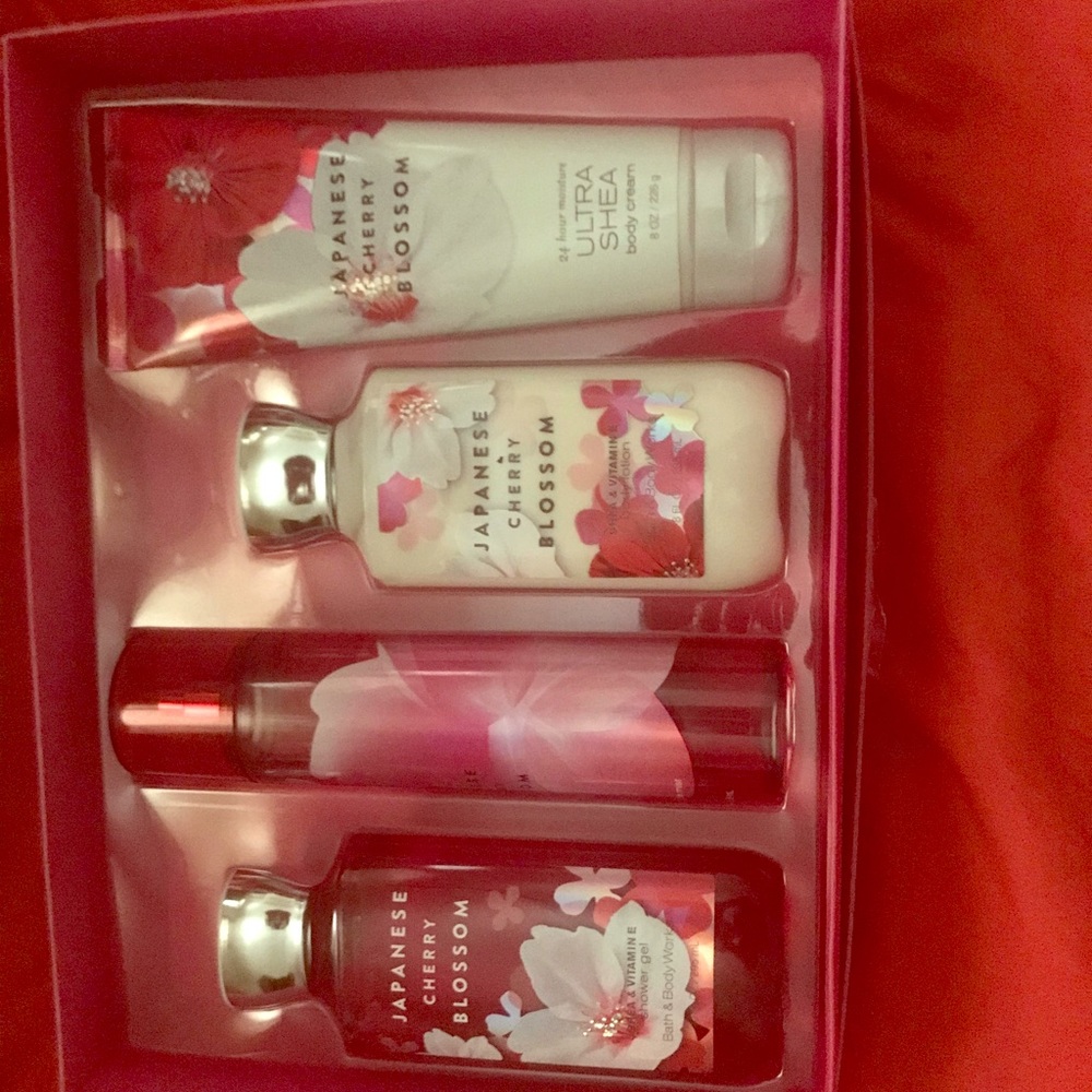 Bath and Bodyworks cherry blossom gift set